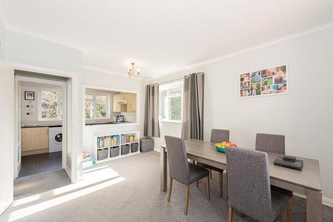 31 Axwood, Epsom, KT18 7DR