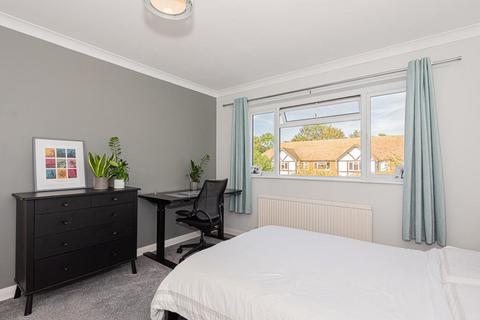 31 Axwood, Epsom, KT18 7DR
