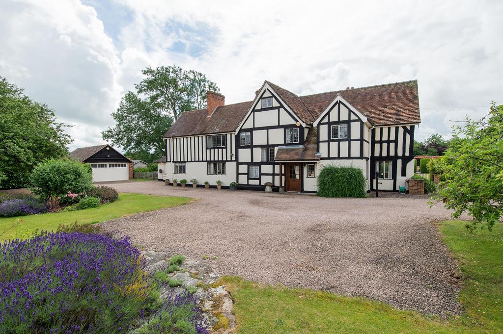 Welland Road, Hanley Swan, Worcestershire, WR8. 4 bed detached house