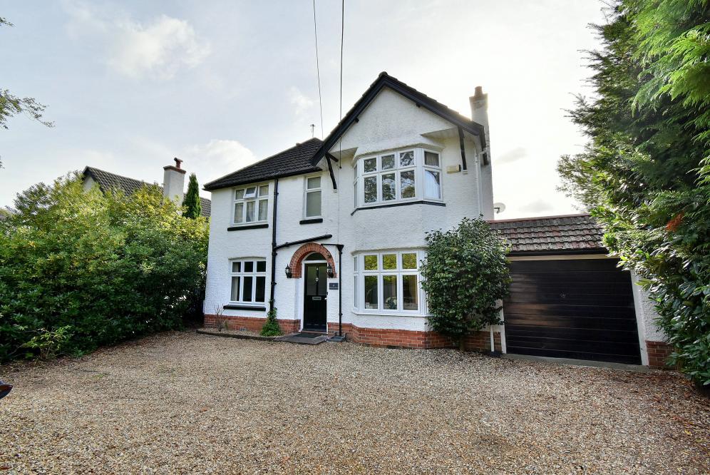 Moorlands Road, West Moors, BH22 0JW 4 bed detached house £675,000