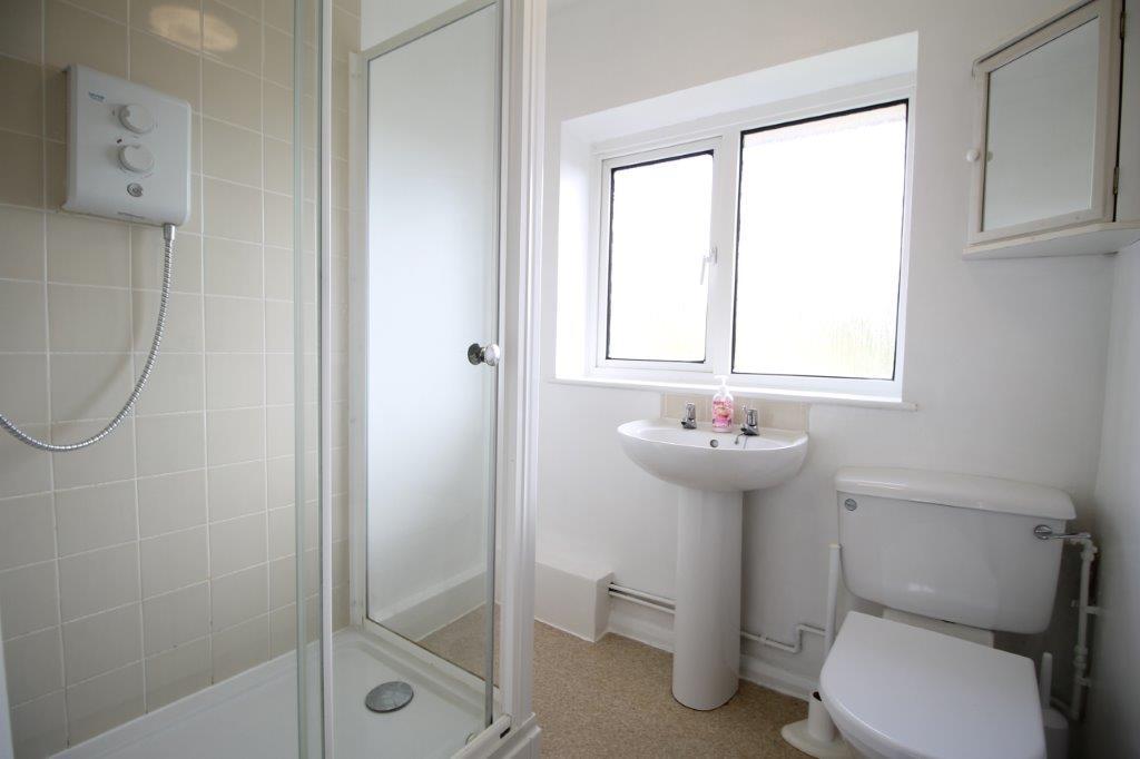 Parkfield Road, Northolt UB5 2 bed £1,250 pcm (£288 pw)