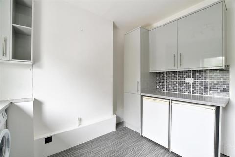 Flat 2, 1 Farningham Road, Caterham, CR3 6LL