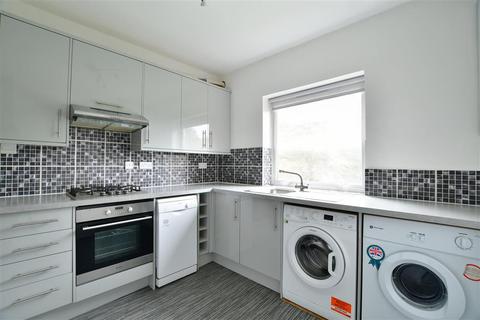 Flat 2, 1 Farningham Road, Caterham, CR3 6LL