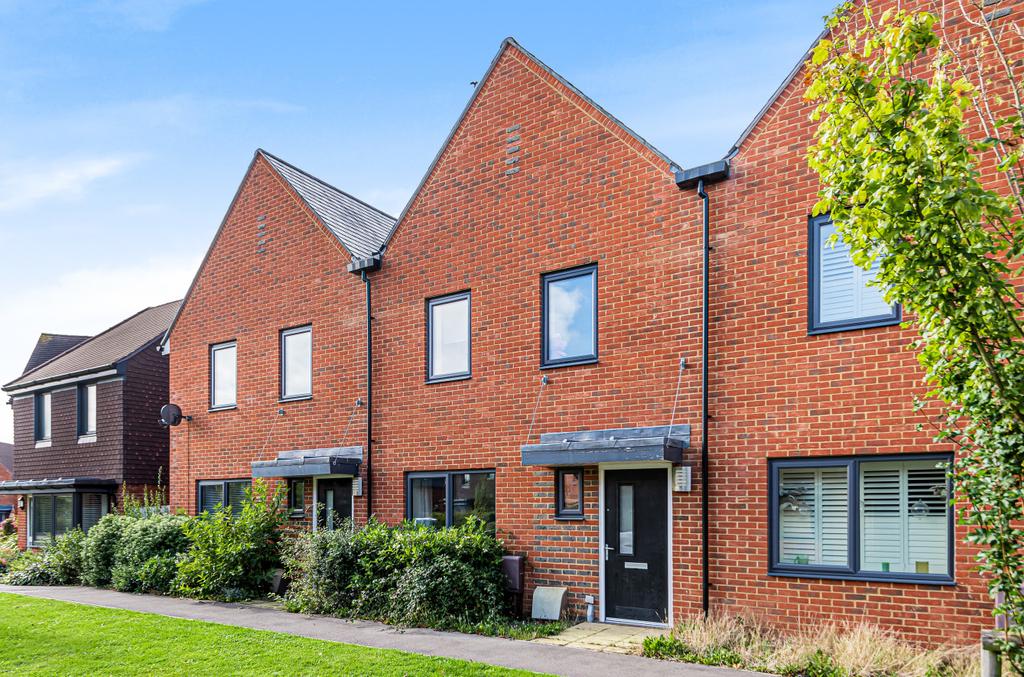 Reed Close, Swanmore, Southampton, SO32 3 bed terraced house £350,000