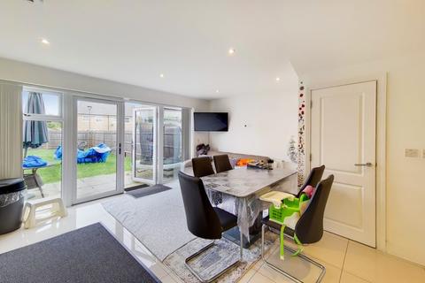 4 bedroom flat to rent - Autumn Way, West Drayton, UB7