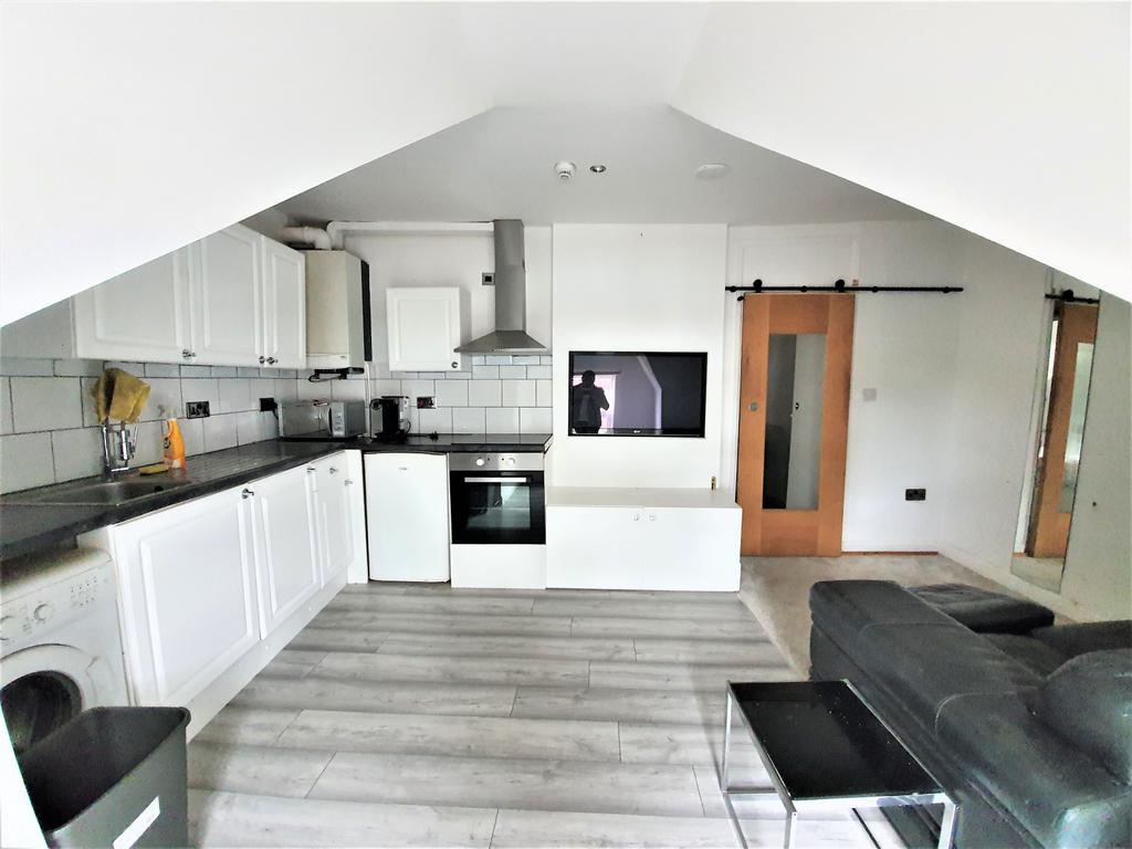 Beautiful modernised studio flat available to ren