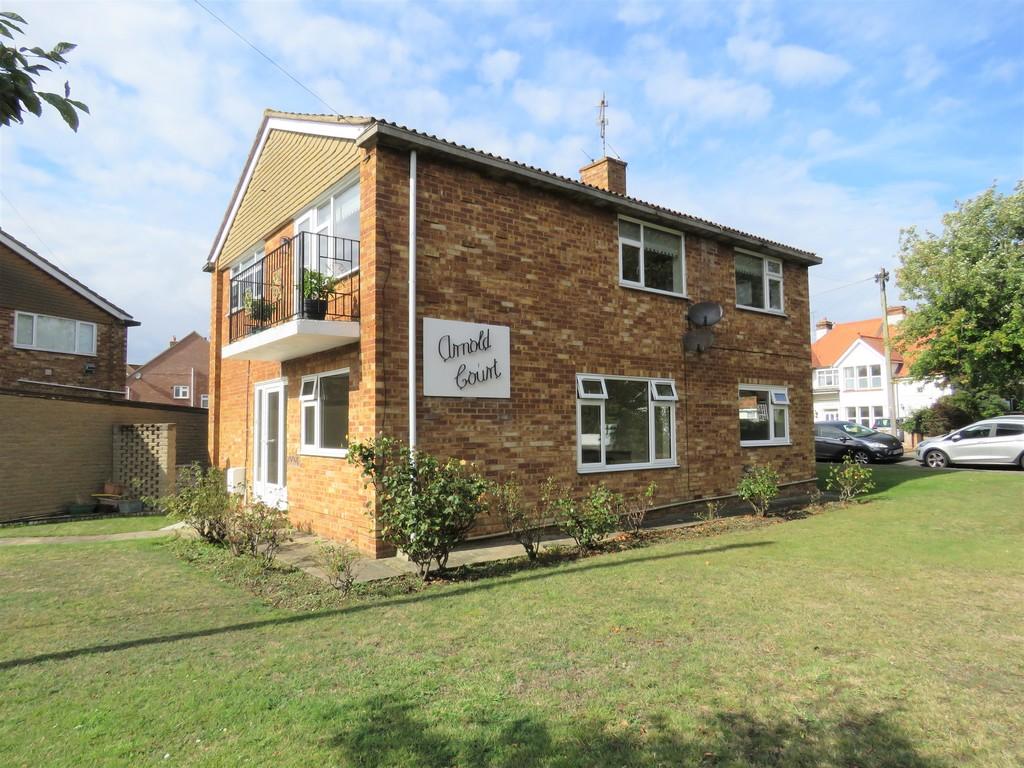 Arnold Road, ClactononSea 2 bed apartment £850 pcm (£196 pw)