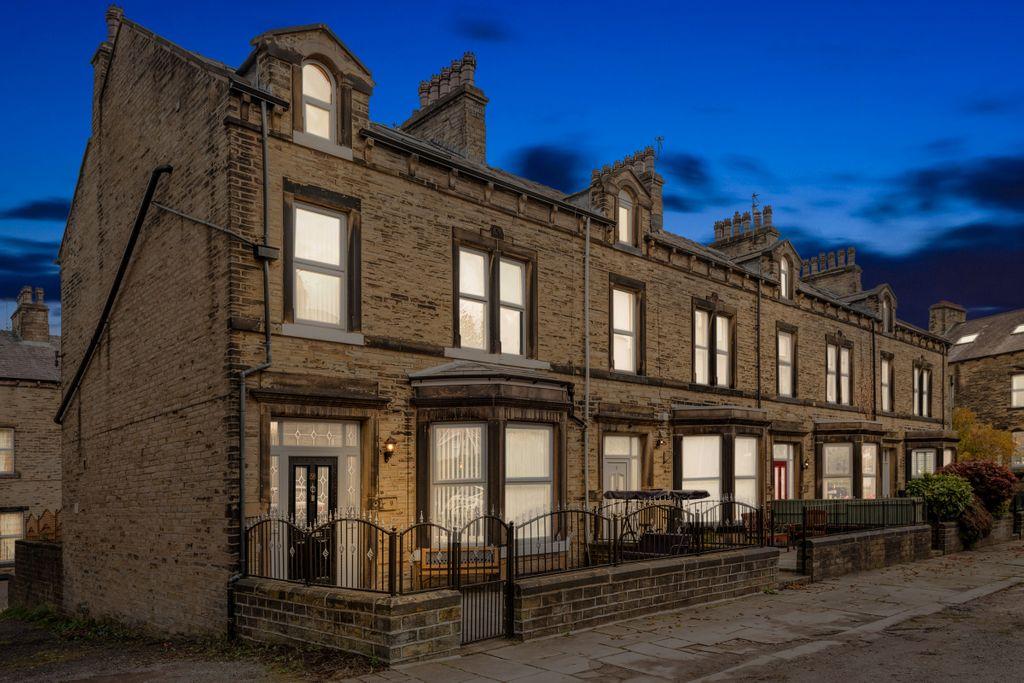 Heath Park Avenue, Halifax HX1 2PP 5 bed end of terrace house £270,000