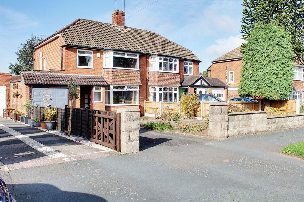 Woodfield Avenue, Brierley Hill DY5 4RE 3 bed semidetached house £