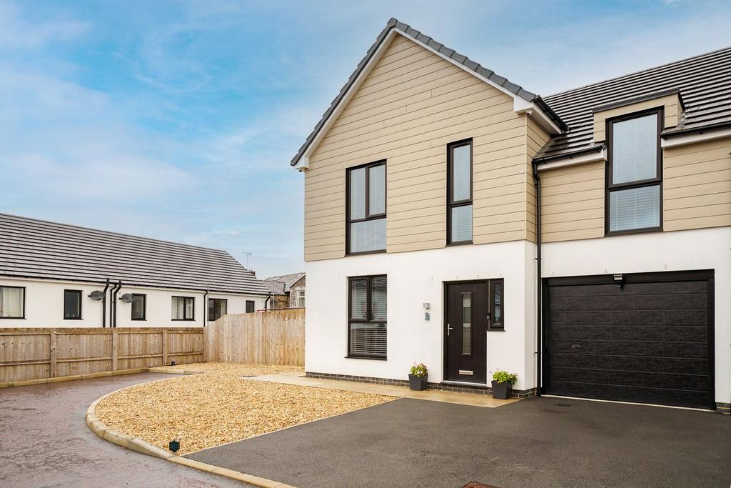 Balmoral Gardens, Whitehall, Darwen, BB3 4 bed semidetached house £