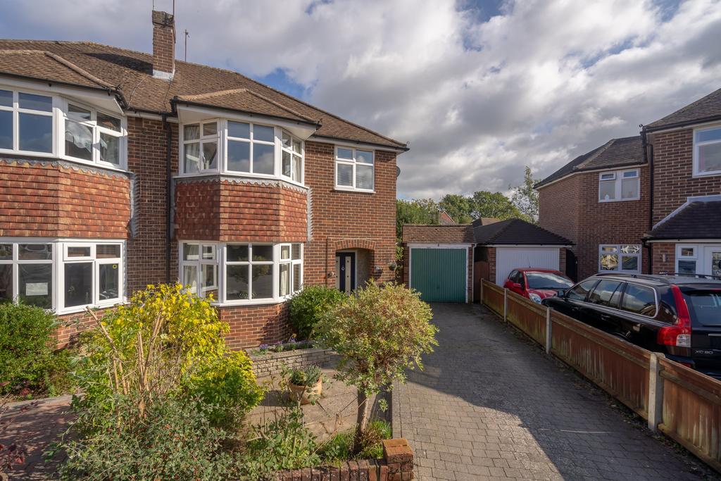 Priory Close, Horley, RH6 3 bed semidetached house £499,950