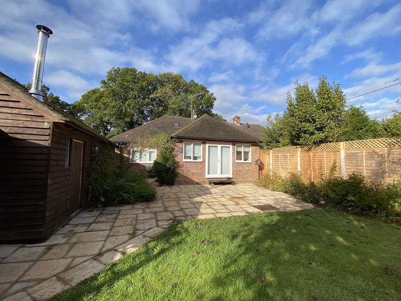 Hammer Lane, Haslemere 5 bed semidetached bungalow £2,000 pcm (£462 pw)