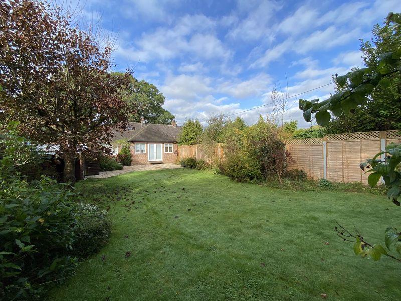 Hammer Lane, Haslemere 5 bed semidetached bungalow £2,000 pcm (£462 pw)