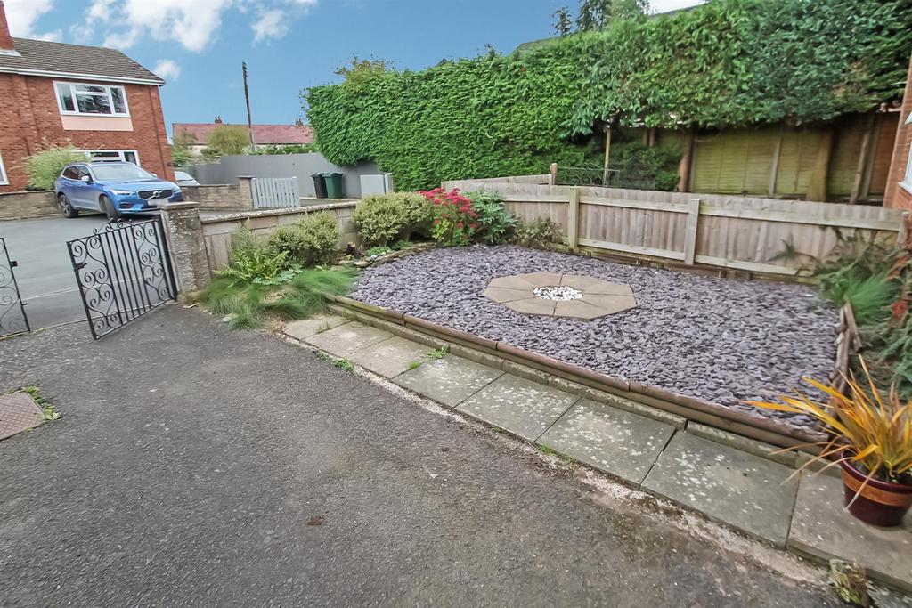 Livesey Avenue, Ludlow 3 bed semidetached house £215,000