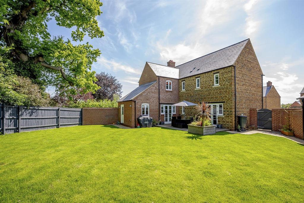 Watts Close, Kislingbury, Northamptonshire, NN7 4JH 4 bed house £600,000