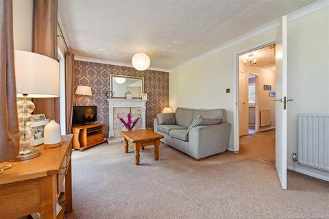 52 Olivers Meadow, Westergate, Chichester, PO20 3YA