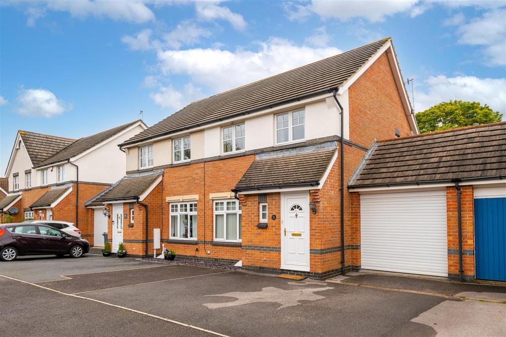 Cloverfields, Horley 3 bed semidetached house £420,000