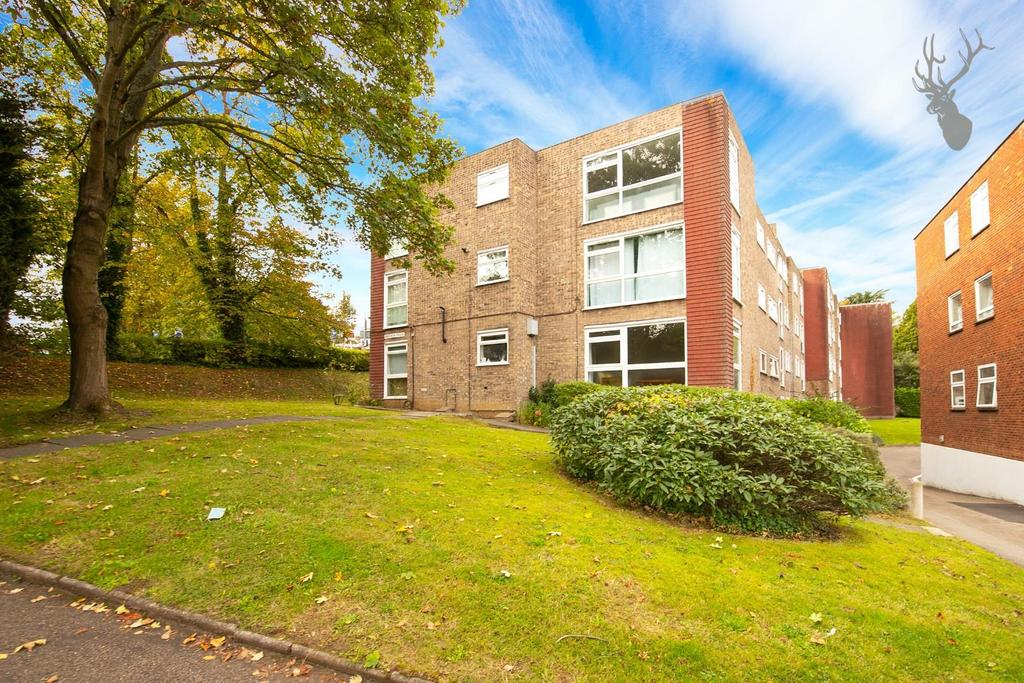 Palmerston Road, Buckhurst Hill 2 bed flat £1,500 pcm (£346 pw)