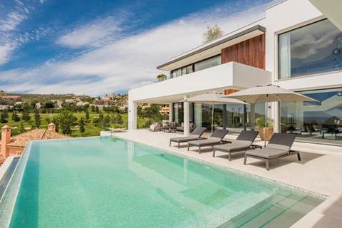 5 bedroom villa - La Alqueria, Benahavis, Malaga