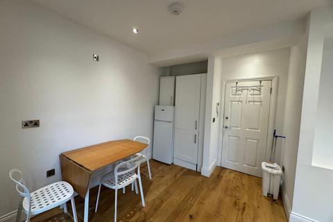 House share to rent, Council Tax & Water Included, En-suite Bedsit, Dispensary Lane, E8