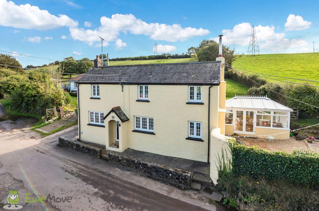 Mill, Eastleigh, Bideford EX39 4PG 4 bed detached house £550,000