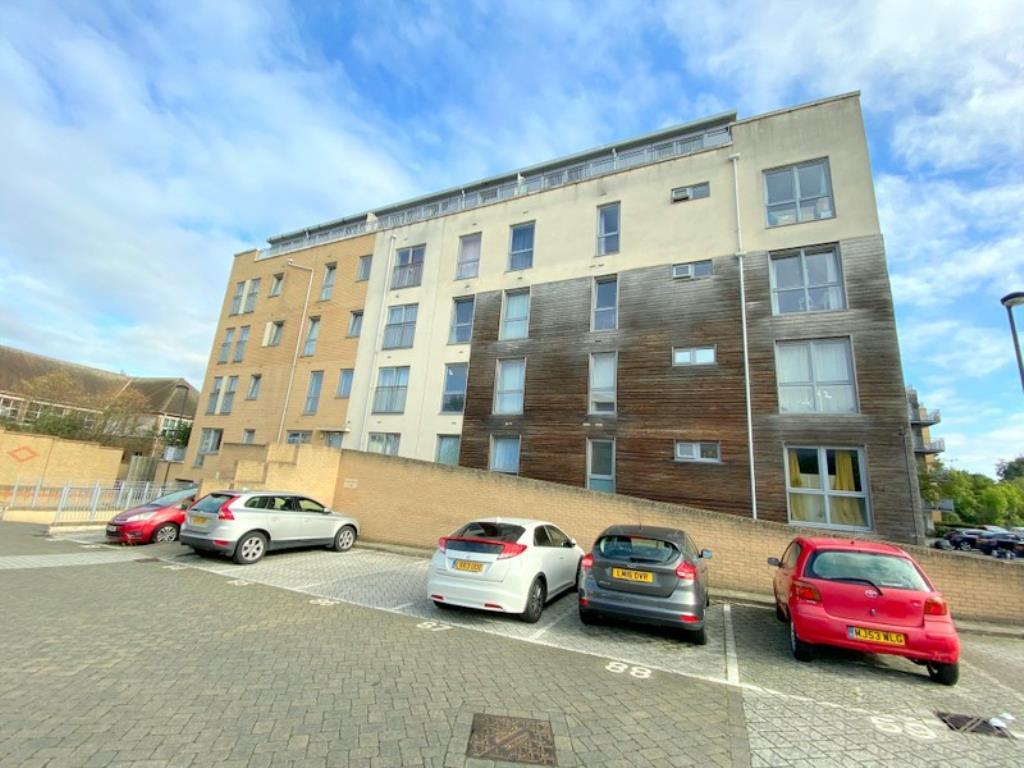 Domus Court, Fortune Avenue, Edgware, Middlesex, HA8 2 bed apartment to rent £1,475 pcm (£340 pw)