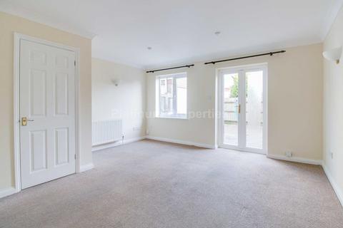 3 bedroom semi-detached house to rent, Courtyard Way, Cottenham