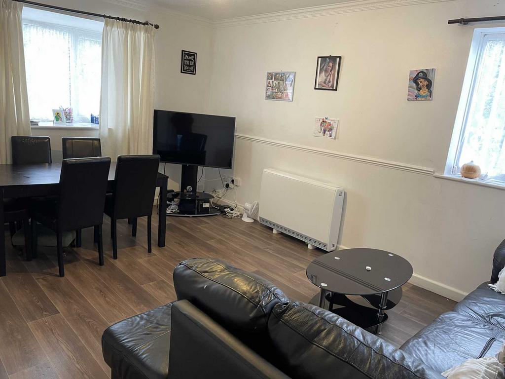 Willenhall Drive, Hayes, Middlesex, UB3 2 bed apartment for sale £245,000