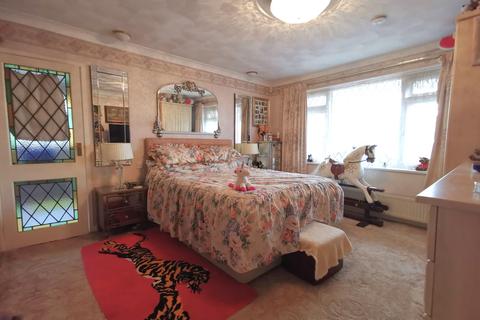 14 Lower Drive, Seaford, BN25 3AS