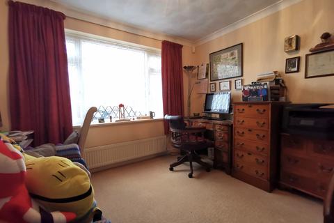 14 Lower Drive, Seaford, BN25 3AS
