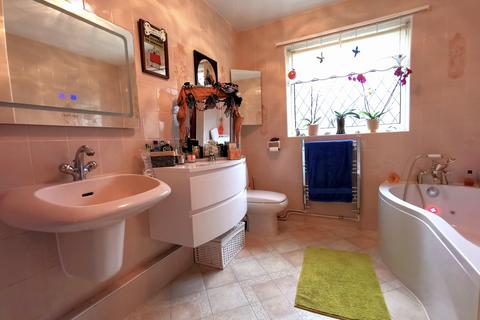 14 Lower Drive, Seaford, BN25 3AS