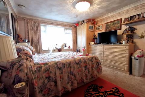 14 Lower Drive, Seaford, BN25 3AS
