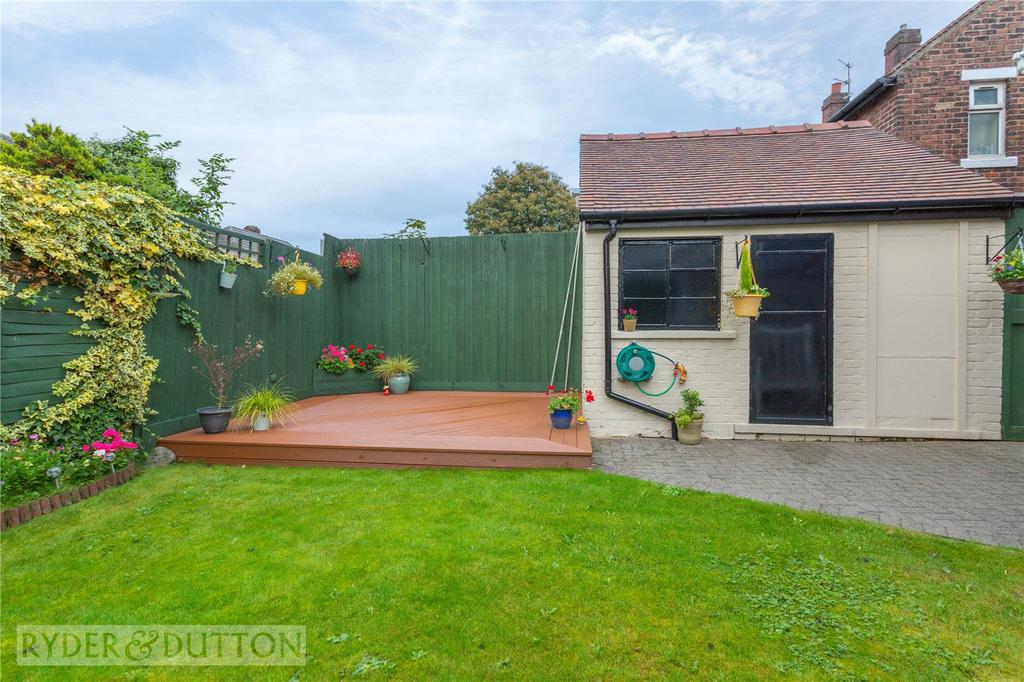 Knowle Avenue, AshtonunderLyne, OL7 3 bed semidetached house £190,000