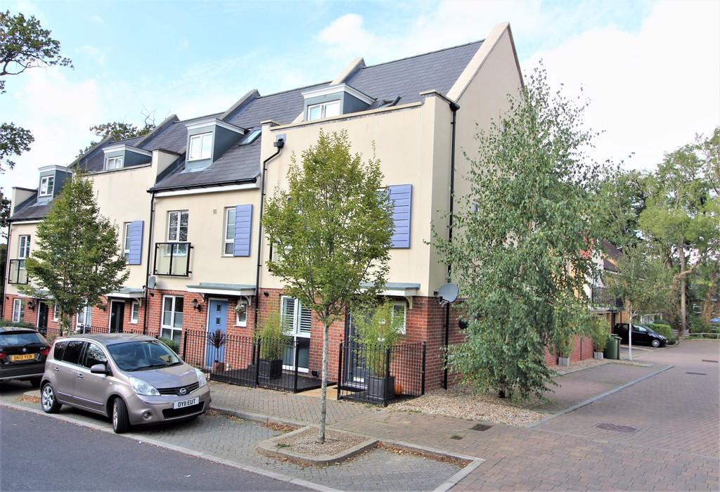 Laurens Van Der Post Way, Ashford, Kent 4 bed end of terrace house £