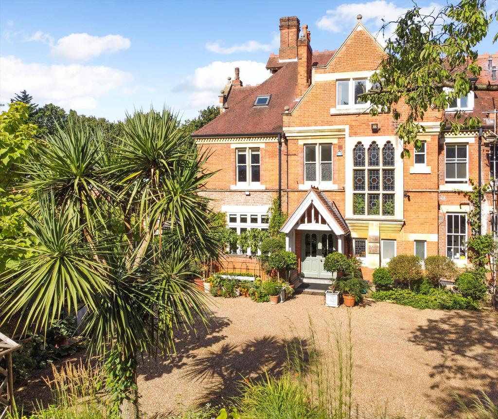 Woburn Hill, Addlestone, Surrey, KT15. 7 bed terraced house for sale