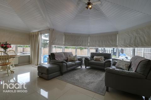 9 Woodstock Avenue, Romford, RM3 9NF