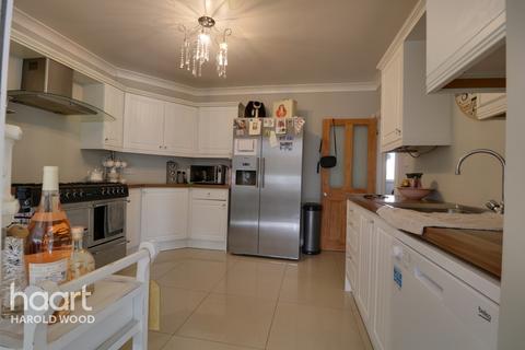 9 Woodstock Avenue, Romford, RM3 9NF