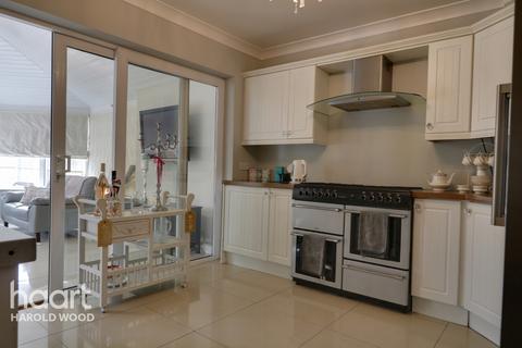 9 Woodstock Avenue, Romford, RM3 9NF