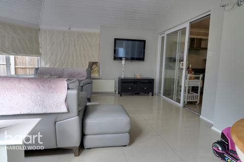 9 Woodstock Avenue, Romford, RM3 9NF