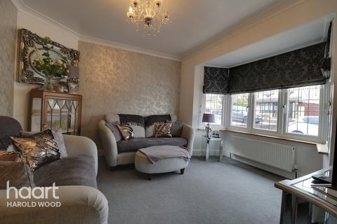9 Woodstock Avenue, Romford, RM3 9NF