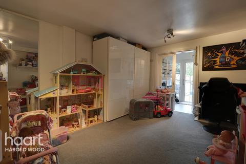9 Woodstock Avenue, Romford, RM3 9NF