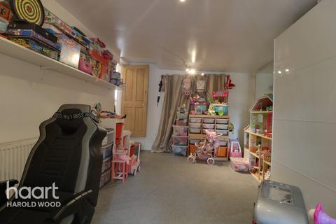 9 Woodstock Avenue, Romford, RM3 9NF