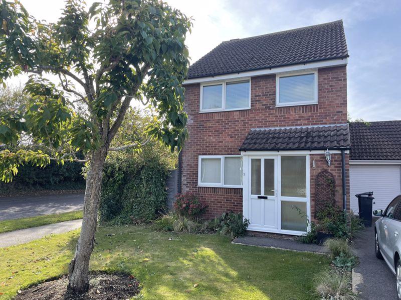 Comet Way, Christchurch 3 bed detached house £950 pcm (£219 pw)