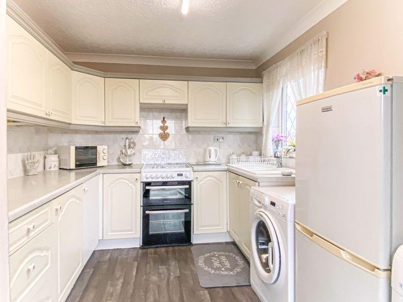 Berwyn Grove, Cheslyn Hay, WS6 7DW 2 bed semidetached bungalow £220,000