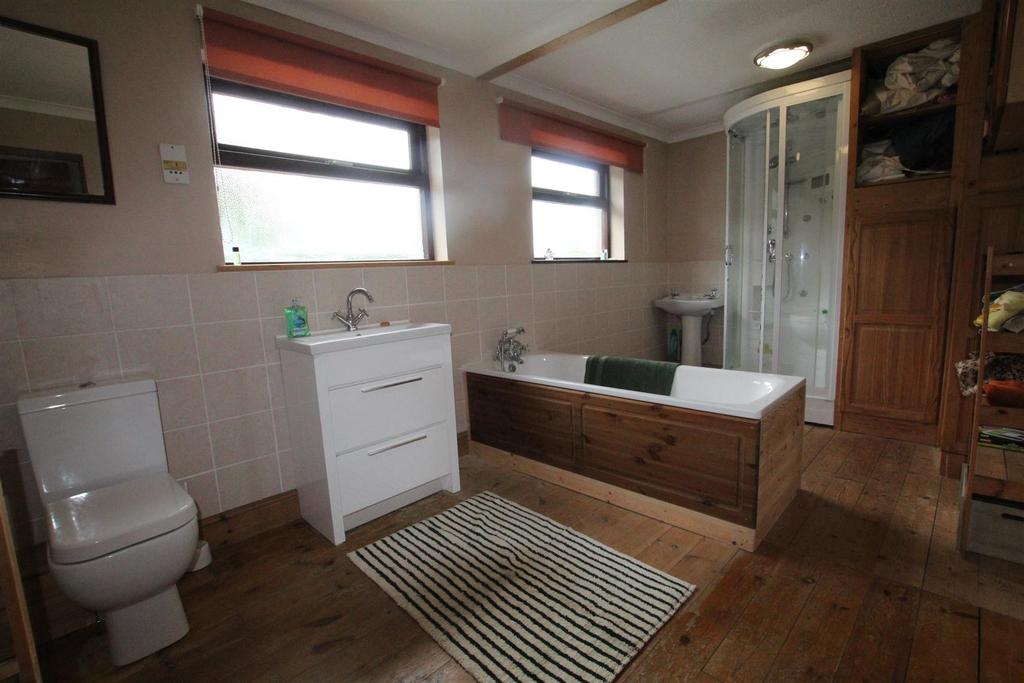 Bathroom 2.JPG