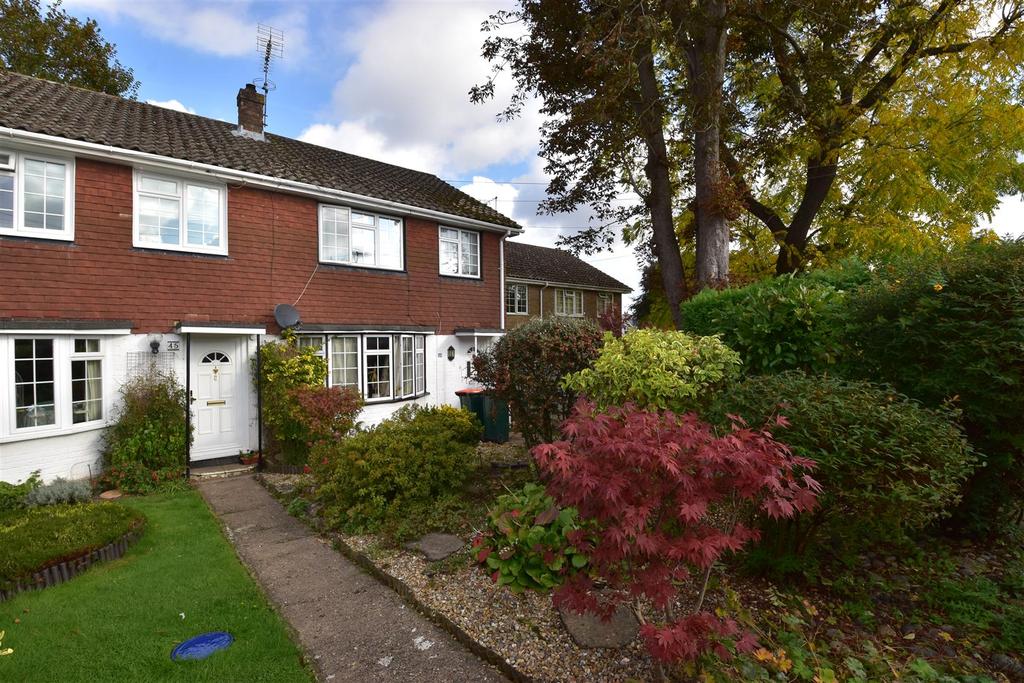 Lyndhurst Close, Crawley 3 bed terraced house £1,350 pcm (£312 pw)