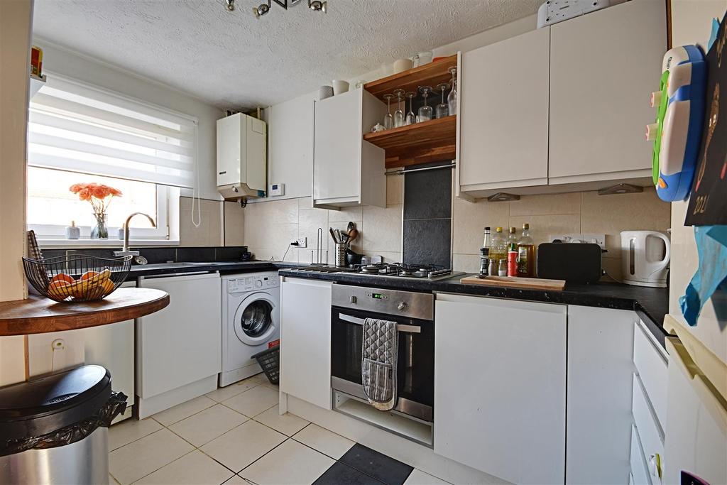 Stevens Close, BexhillOnSea 2 bed semidetached house £259,000