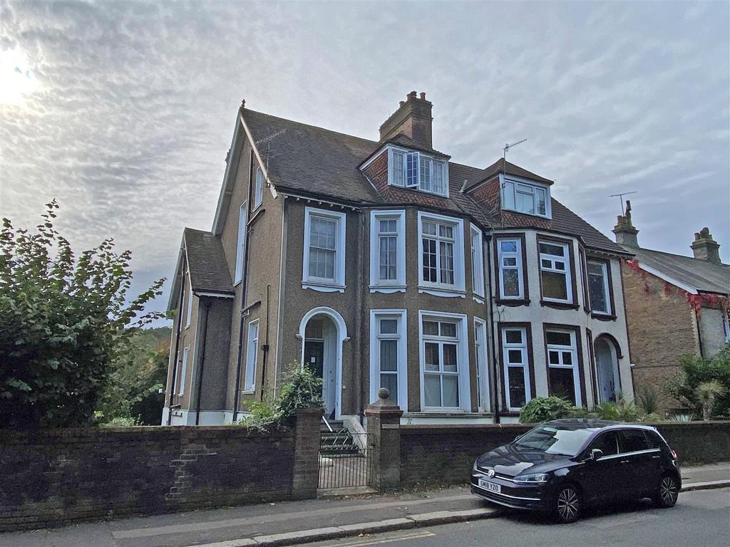 Hatchlands Road, Redhill 2 bed flat £325,000