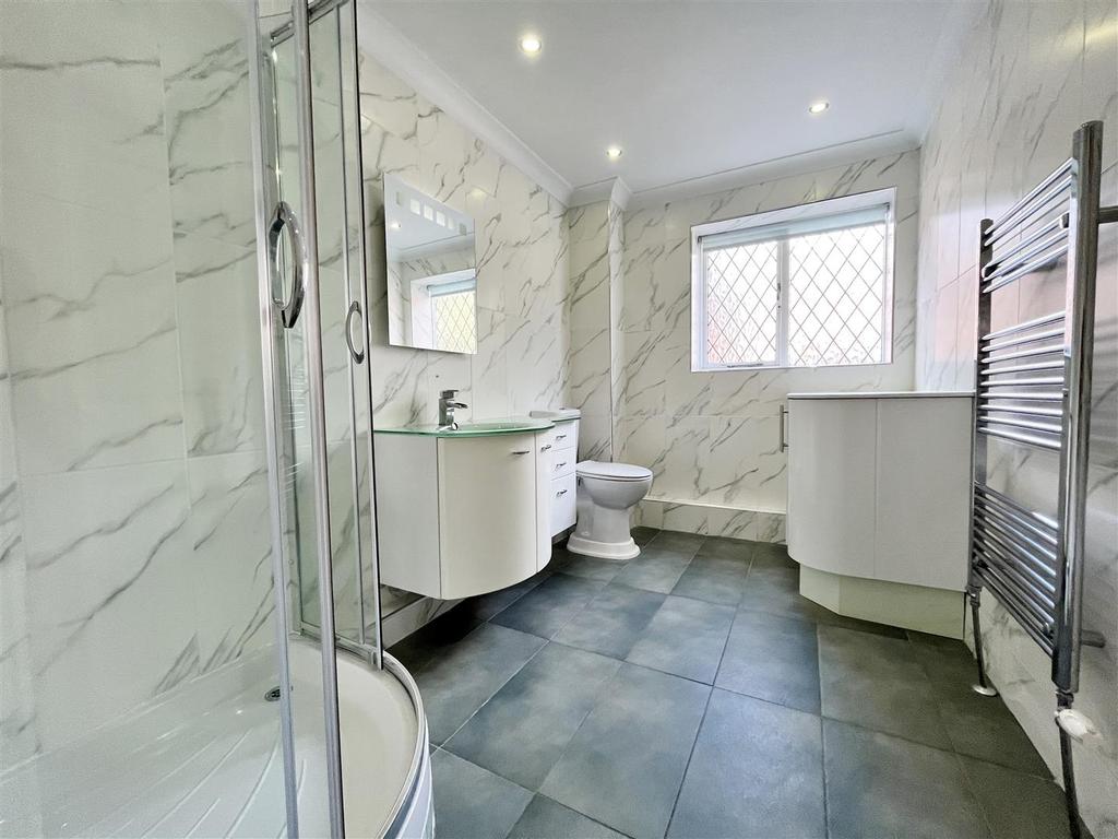 En suite shower room/wc