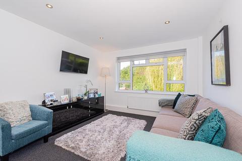 2 Hereford Close, Epsom, KT18 5DZ